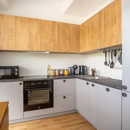 Apartman Perfect Location, Air-conditioning, Big Balcony, Private Parking! *