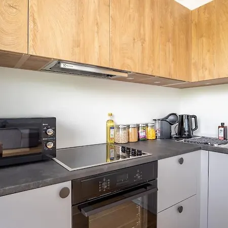 Perfect Location, Air-conditioning, Big Balcony, Private Parking! Apartment